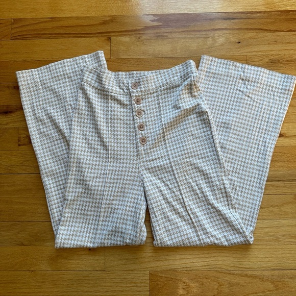 Amuse Society Tan & White Houndstooth Delia Stretchy Cropped Pants - Picture 1 of 8